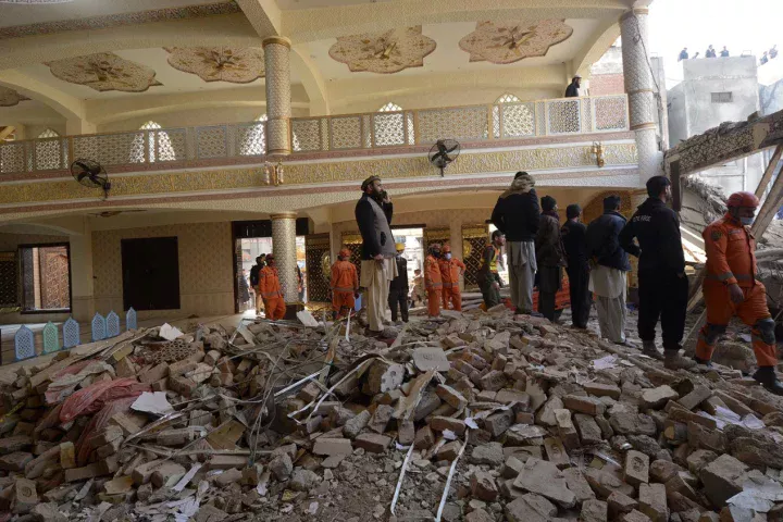 100 killed in Pakistan mosque