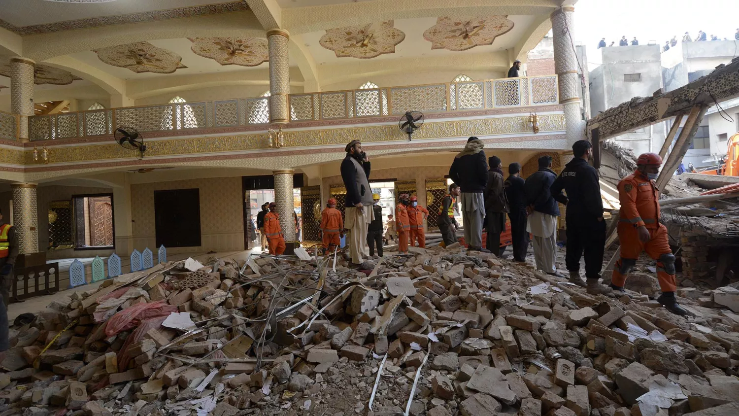100 killed in Pakistan mosque