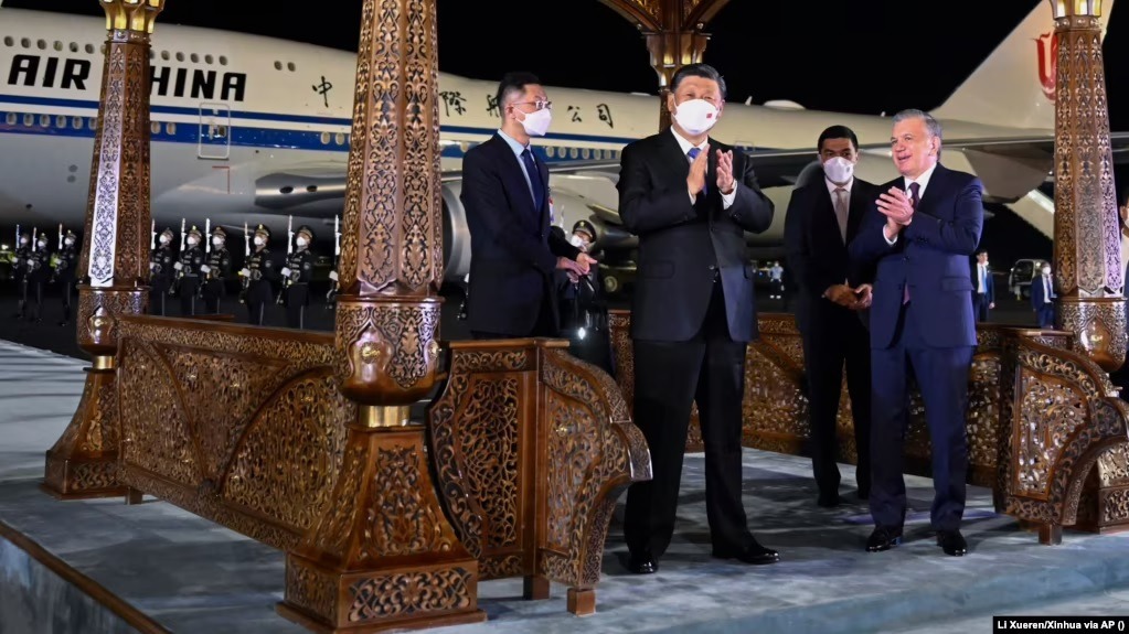 China's Xi Jinping is welcomed by Uzbek President Shavkat Mirziyoev
