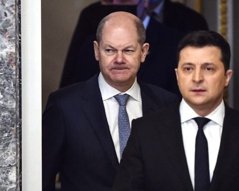 German Chancellor Olaf Scholz (L) and Ukrainian President Volodymyr Zelensky (R) arrive to hold a joint press conference in Kyiv on February 14, 2022