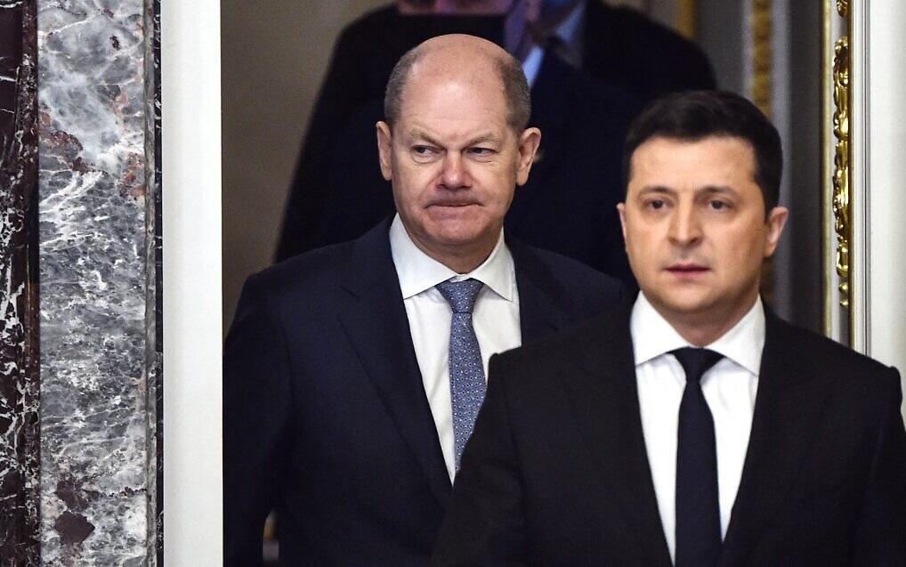 German Chancellor Olaf Scholz (L) and Ukrainian President Volodymyr Zelensky (R) arrive to hold a joint press conference in Kyiv on February 14, 2022